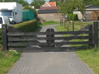 Houten landelijke toegangspoort