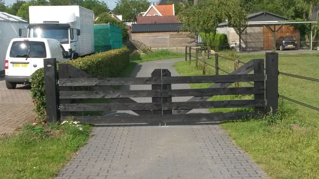 Houten landelijke toegangspoort