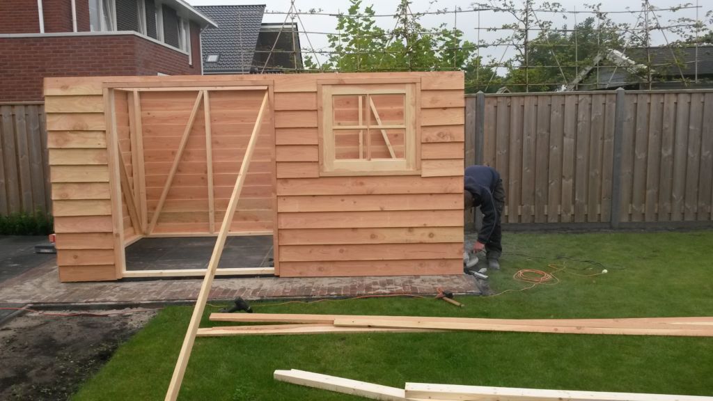 Aanbouw van Douglas houten tuinschuur in Musselkanaal