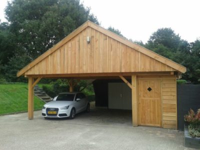 Ruime houten carport met fietsenschuurtje