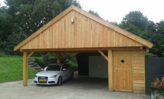 Ruime houten carport met fietsenschuurtje