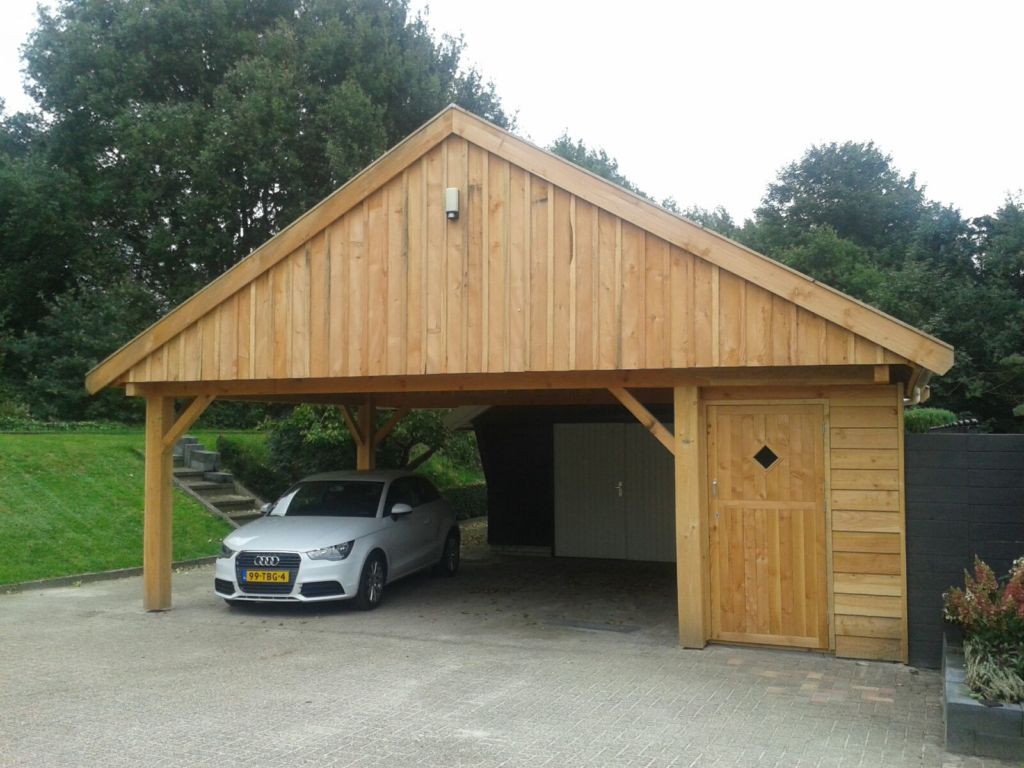 Ruime houten carport met fietsenschuurtje