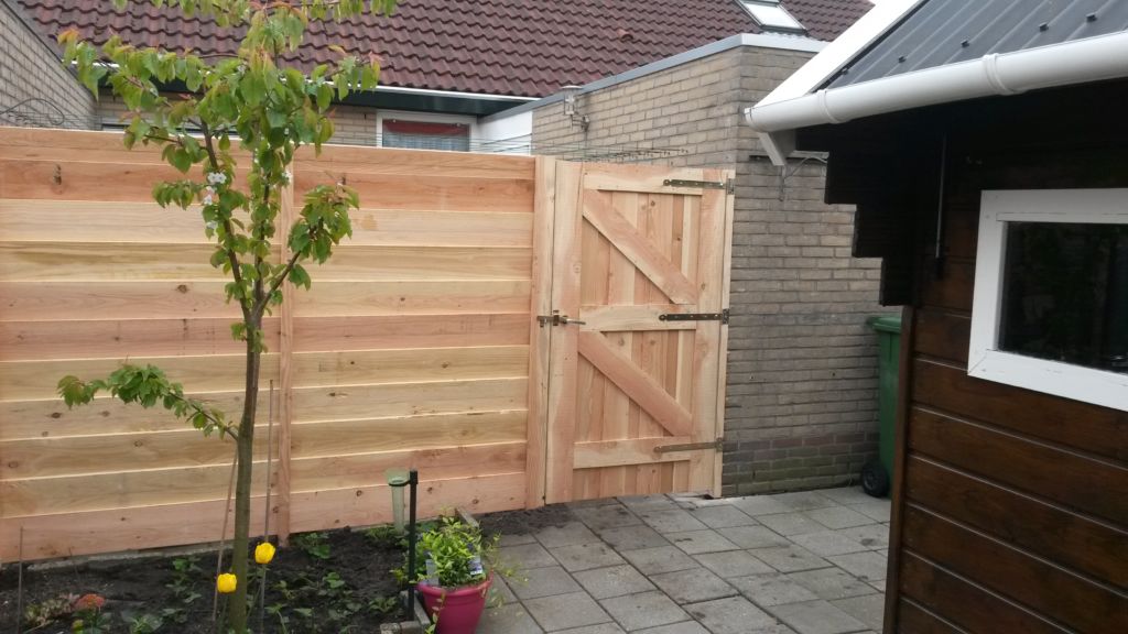 Schutting met gepotdekselde planken